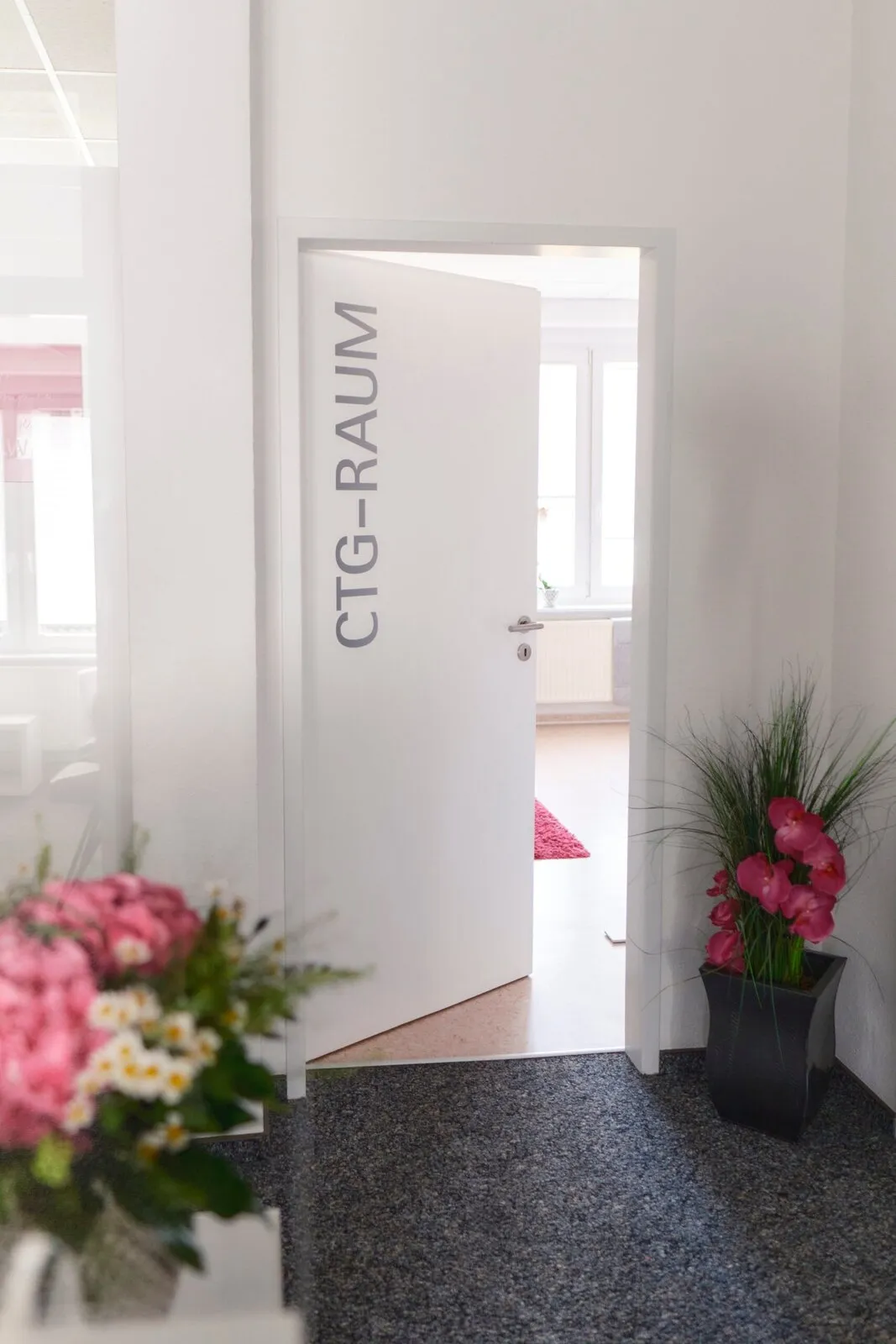 Tür zum CTG-Raum der Praxis